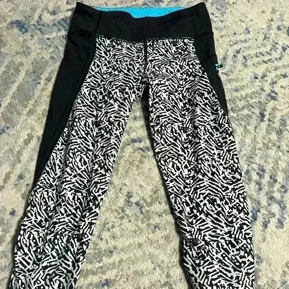 Lululemon Run: Top Speed Crop Mini Brushed Animal Black White  size 4 - Picture 3 of 8